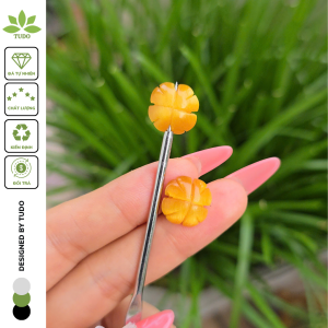 Q2513 Charm cỏ 4 lá MH Vàng Tâm màu vàng ươm đậm cánh mọng tròn có ánh sẵn lỗ 2li Thổ và Kim - Phong Thuỷ TUDO