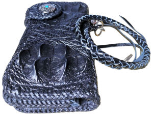 กระเป๋าหนังจระเข้มาพร้อมกับสายค้องมือมีโหนกจระเข้ติดอยู่ด้านหน้ากระเป๋า