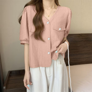 QDshop Hot เสื้อแฟชั่นสำหรับผู้หญิง คอวี แต่งกระดุมหน้า เนื้อผ้าไม่หนาไม่บางใส่สบายสุดๆ แมทช์ง่ายมาก ไม่ตำไม่ได้แล้วน้าาา