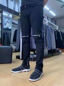 Quần jean nam AMILY khóa gối màu đen trơn chất bò co dãn 4 chiều Phối Thêu Zip Ống chân mẫu 2024