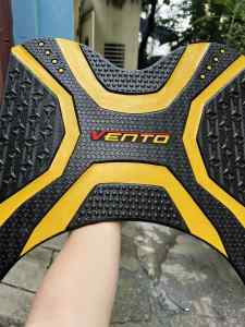 THẢM CAO SU XE MÁY ĐIỆN VENTOVENTO S VENTO NEO MẪU NEW 2025 MÀU VÀNG ĐEN NỔI BẬT