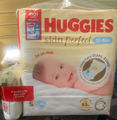 HCM - Tặng Thêm 1 Gói Khăn Ướt - Tã dán Huggies S80 Skin Perfect -- Nâng cấp từ tràm trà tự nhiên ngừa hăm - Cho bé từ 4-8kg - Tã dán trẻ em Huggies size S