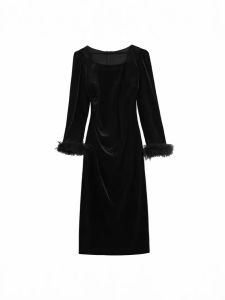 แม็กซี่เดรสแขนยาวสีดำ ปลายแขนแต่งขนมิ้งผ้ากำมะหยี่ Dress ผ่าหน้าสม็อคเอว ทรงเข้ารูป ชุดออกงาน #9198