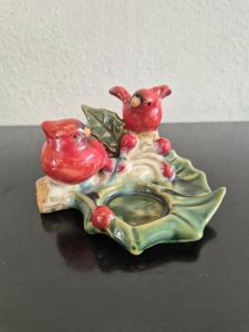 Ceramic tealight holder (Christmas cardinals with holly leaves & berries)