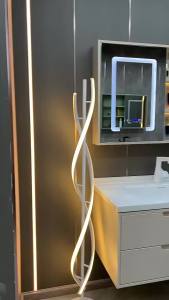 Rubberwood Lacquered Door Panel Bathroom Cabinet Sink Ceramic Basin Bathroom Cabinet Combination