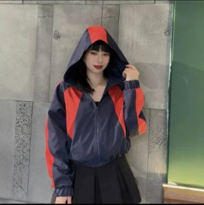 Áo khoác gió 2 lớp có mũ phối màu. Dáng áo ngắn croptop với chất liệu vải gió tráng bạc kháng nước nhẹ Women