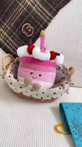 สหราชอาณาจักร JE ของเล่นตุ๊กตาเค้กเชอร์รี่รุ่นลิมิเต็ดอิดิชั่นจากฮาร์รอดส์ ของขวัญน่ารักสำหรับวันเกิด ให้ความสบายแก่แม่และลูกน้อย