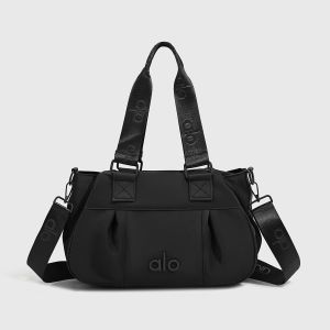 Túi xách nữ ALO Yoga chất liệu nylon xếp ly có thể đeo vai hoặc xách tay kiểu dáng thể thao phù hợp cho các hoạt động thường ngày.