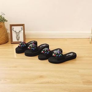 WomenS Flip-Flops With Platform Soles Trendy And Fashionable For Outdoor Wear Featuring Kitten Heels Rhinestones Gemstones And Pearls Suitable For The Beach