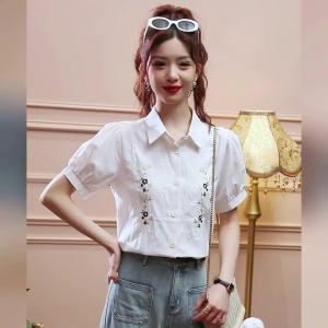 AMMIN เสื้อเบลาส์ปักลายดอกไม้แขนสั้นสไตล์เกาหลีเรียบง่ายคอปกแขนพองสำหรับผู้หญิงเสื้อเบลาส์เสื้อสตรีผ้าฝ้ายกระดุมแถวเดียวสำหรับฤดูร้อน2024