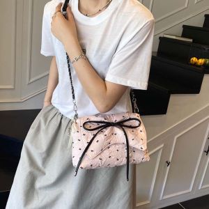 LANGJ ความแตกต่างของสี กระเป๋าโซ่ฝรั่งเศส จี้ริบบิ้น หวาน กระเป๋าสะพายข้างผู้หญิง ช้อปปิ้ง แบบเกาหลี กระเป๋าสะพายไหล่ PU แบบโบว์ ผู้หญิง