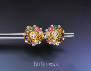 ต่างหู ทรงฉัตร ประดับด้วยพลอยนพเก้า และเพชรแท้ เบลเยี่ยม ตัวเรือนทองคําแท้ 18K มีความเชื่อเสริมสิริมงคล และมีใบรับประกันจากทางร้าน