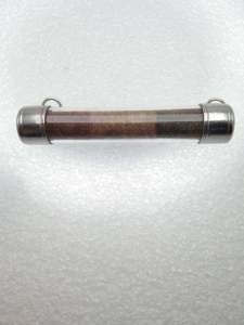 ตะกรุดโทน ลายธงชาตี หลวงพ่อทบ วัดชนแดน เชือกเดิมๆ เริ่มสร้างประมาณ ปี พ.ศ2511 หลวงพ่อสร้างขึ้นเพื่อแจกทหาร (ชายชาติ ไม่ควรพาด)