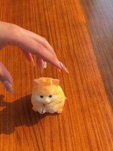 Kucing bertuah yang kreatif. Kucing merah yang comel. mainan rebound perlahan dengan sebagai tanah liat yang lembut. untuk memerah kanak-kanak dekompresi as mainan hiasan hadiah