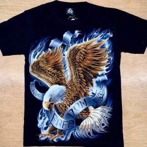 Áo thun nam Hàn Quốc form rộng 3D in hình ĐẠI BÀNG XANH KÈM CHỮ mã DBXKC01 độc lạ vải dày mịn mát