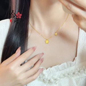 Dây chuyền vàng satin với họa tiết hoa anh đào dành cho nữ kiểu dáng tương tự như những mẫu được bán tại các cửa hàng trang sức mang đến vẻ ngoài thời trang và thanh lịch.