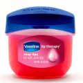 Hũ son dưỡng môi Vaseline Lip Therapy Rosy Lips 7g giúp dưỡng môi không bị khô ngay cả thời tiết rét. bổ sung các dưỡng chất thiết yếu cho bờ môi căng mọng và tràn đầy sức sống. 
