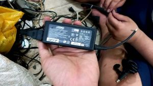 Adapter đứt dây 19v3a bán thợ chế đồ còn sài tốt. giá chưa có dây nguồn