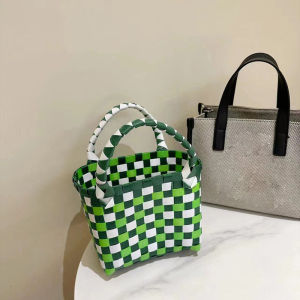 KDAShop ฮิตมาก กระเป๋าแฟชั่นรักษ์โลก รุ่นนี้ผลิตจากพลาสติก นำมาถักสานต่อ เป็นลายตารางสุดน่ารัก ใช้แทนถุงพลาสติกลดโลกร้อน ของมันต้องมีนะแม่ งานปังจริง ถูกสุดคุ้ม