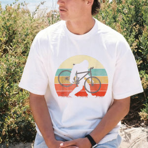 [Local Stock] VCC Vintage Rainbow Circle Bigfoot Holding Bicycle Print Summer Pure Cotton Men Tee Casual Fashion Crew Neck Short Sleeve Bike Top