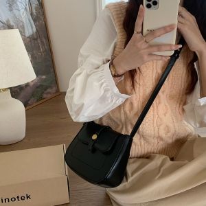 2025 New Arrival Retro Style Korean Structured Leather Small Flap Handbag Crossbody Bag