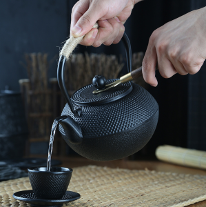 Japanese Cast Iron Teapot Tea Kettle Pot with Stainless Steel Infuser for Stovetop Safe Coated with Enameled Interior50/300/600/800/900ml
