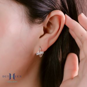 Bông Tai Bạc Nữ Duy Hiển Kiểu Khong Tròn Chắc Chắn Đá 3 Viên Nằm Ngang Nổi Bật
