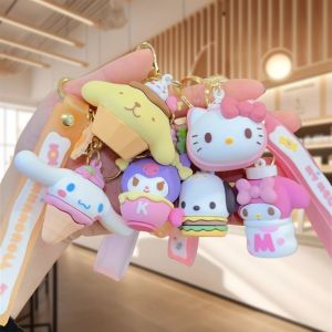YHDFX ปอมปอมปุริน พวงกุญแจ Kuromi Melody แมวคิตตี้แมว Cinnamoroll จี้กระเป๋าตุ๊กตา แฟชั่นสำหรับผู้หญิง Pochacoo พวงกุญแจรถการ์ตูน นักเรียนก็อก