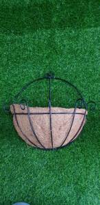 กระถางติดผนังใยมะพร้าวครึ่งซีก ใช้ตกแต่งบ้าน ใส่ดอกไม้ โครงเป็นลวดแข็ง มี 2 สีให้เลือก พร้อมใยมะพร้าวข้างใน