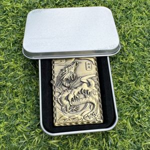 ไฟแช็คพร้อมกล่อง ของแท้ ไฟแช็คงานฝีมือ ไฟแช็ค แบบชุด (ไม่ใส่วัตถุไวไฟในตัวสินค้า) ไฟแช็คเหล็กลายมังกรมงคล สีทอง มีเสียงเวลาเปิด