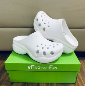Dép sục nhựa crocs chuẩn xịn chống hôi chân đi mưa lội nước đi biển. Crocs Aura đúc liền khối đế cao 5cm cho nữ màu trắng