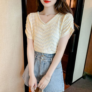 QDshop พร้อมส่ง🚚 เสื้อแฟชั่นคุณผู้หญิง เสื้อถัก เสื้อคอวี ดีเทลสวยแน่นคอวีติดเม็ดมุกรอบคอ ดีเทลเสื้อเป็นลายทักน่ารักมาก มาพร้อมสีโอนอ่อนสุดน่ารัก รีบสั่งของมันต้องมี🪄