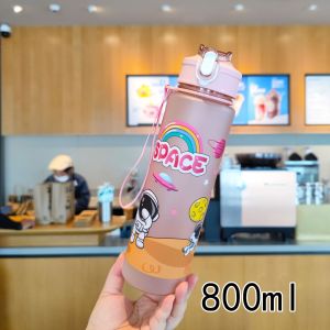 Botol Minum Anak Motif Astronot Tali Jinjing Sedotan Lembut Model Aesthetic 800ml