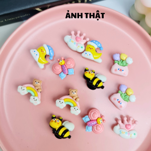 Bộ 12 Charm Sticker chủ đề Double bee Mayto gắn Dép Cross Dép Sục Cá Sấu JB-154