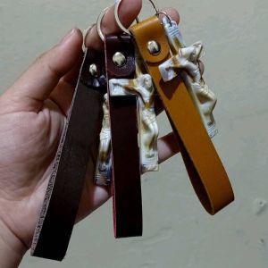 RANDOM GANTUNGAN KUNCI KULIT SAPI DAN LIONTIN SALIB KORPUS