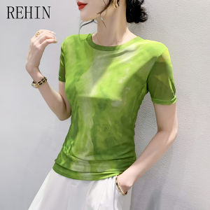 REHIN เสื้อยืดแขนสั้นลายไหมพิมพ์บนผ้าเมชสไตล์แฟชั่นฤดูร้อน คอกลม ทรงลงตัว ทันสมัยและสไตล์สำหรับผู้หญิงที่เล็กลงและน่าสนใจ