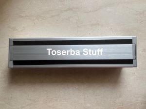 GROMMET STOP KONTAK MEJA DUA SISI UKURAN 60 CM ISI 6 ENAM LUBANG KABEL BUKAAN DUA ARAH FLIP TOP TRAP DOOR PENGAMAN STOP KONTAK MEJA MEETING KEKINIAN PREMIUM BAHAN ALUMINIUM WARNA SILVER