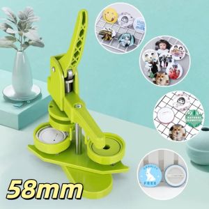 เครื่องผลิตกระดุมเครื่องใส่รหัสบัตรแบบใช้ปุ่มขนาด58มม. เครื่องทำกระดุมแบบทำมือเครื่องทำกระดุมแบบเครื่องแม่พิมพ์แบบกดปุ่มเครื่องผลิตเข็มกลัดกลมเครื่องทำป้ายไม่จำเป็นต้องติดตั้ง