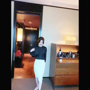 AMMIN 2025 Autumn Korean Style Versatile Pearl Beaded Round Neck Long Sleeve Satin Shirt for Women New Unique Ruched Design Simple Solid Color Elegant Blouse