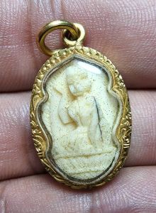 แม่นางกวัก ง. หลวงพ่อกัน วัดเขาแก้ว จังหวัดนครสวรรค์ พร้อมเลี่ยมกรอบทองคำ