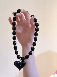 Elegant Love Heart Charm Choker Resin Beaded Clavicle Necklace Adjustable Length Neckchain for Parties and Dates