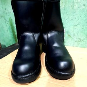 sepatu safety boot loader cocok untuk kerja warna hitam terbaru