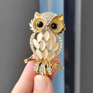 Rhinestone Owl Brooch Pin Cat Eye Effect Animal Brooch Crystal Bird Lapel Pin Fashion Jewelry and Clothing Accessory