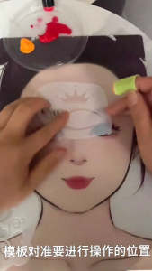 แผ่นฉลุภาพวาดใบหน้าสำหรับเด็ก20ชิ้นใช้ซ้ำได้สำหรับงานปาร์ตี้งานใบหน้าแมสเคอร์เรตศิลปะฮาโลวีนสำหรับคอนเสิร์ตไฟประดับเทศกาล