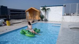 Swimming pool inflatable floating mat swimming float bed swimming pool inflatable floating bed beach inflatable turtle float large water Mount