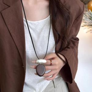 YINGRAN2 Cổ Điển Màu Đen Bằng Gỗ Hình Bầu Dục Mặt Dây Chuyền Vòng Cổ Cho Phụ Nữ Tối Giản Matte Kim Loại Khối Da Có Thể Điều Chỉnh Sợi Dây Thừng Áo Len Chuỗi Đồ Trang Sức