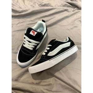 รองเท้าขนมปังคลาสสิกย้อนยุคสีดำและสีขาว รองเท้ากระดานนักเรียนต่ำ รองเท้าลำลองแฟชั่นคู่อเมริกันอเนกประสงค์สำหรับผู้ชายและผู้หญิง