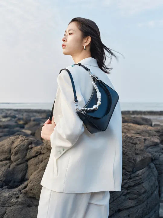 BLOOMORA%20Tas%20Selempang%20Wanita%20Jean%20Bag%20Woman%20Curved%20Sling%20Bag%20BM068009%20-%20Image%206