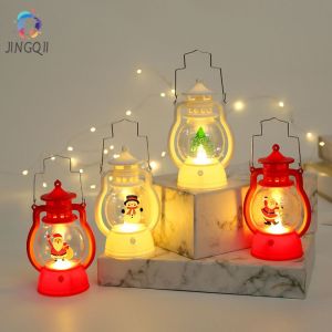 JINGQII คุณภาพสูงสุด โคมไฟคริสต์มาส LED Stanta Claus Snowman Xmas Tree Decor Night Lights สำหรับ Home แบบพกพาตะเกียงน้ำมันปีใหม่เทศกาล Ornament ของเล่นสําหรับเด็ก ของขวัญคริสต์มาส Hongxii