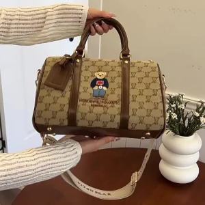Túi đeo chéo nữ thời trang dễ phối đồ túi xô lớn sành điệu tiện dụng cho các chuyến đi hàng ngày.